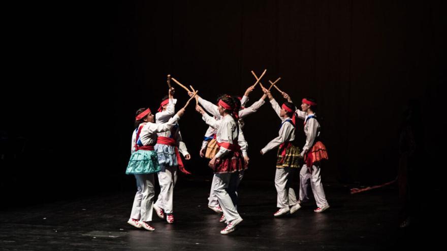 El quiosco de cristal y el festival de folklore toman el relevo al jazz en Getxo