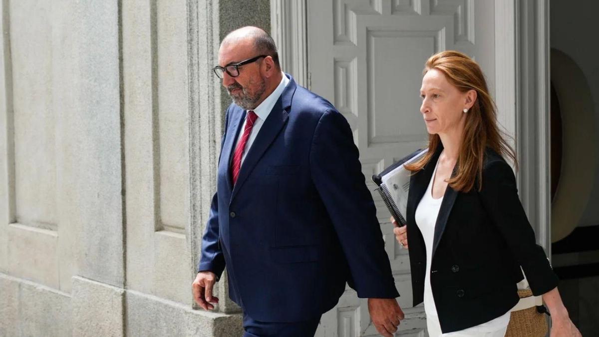 El exasesor ministerial Koldo García sale del Tribunal Supremo junto a su abogada, Leticia de la Hoz.