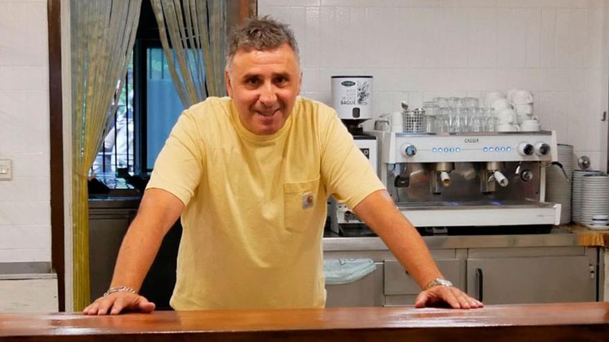 Un cocinero de Hondarribia en el centro social de Legazpi