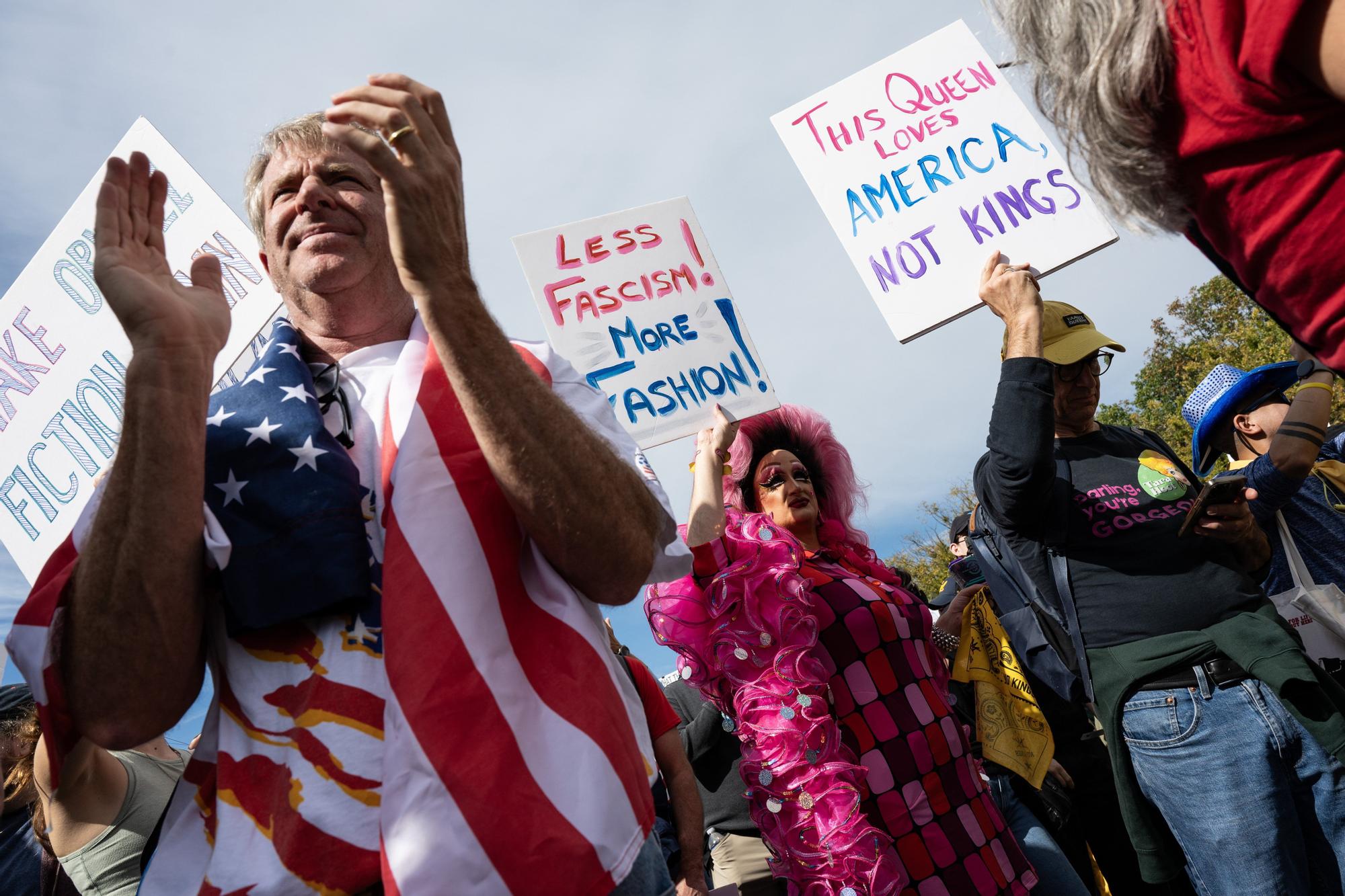 Miles de estadounidenses protestan contra Trump: "No queremos reyes"