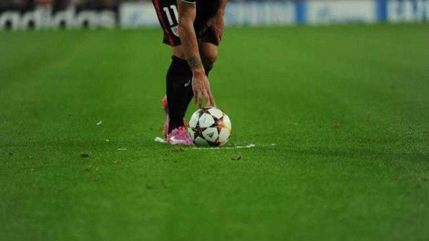 Ibai Gómez coloca en el césped de San Mamés el balón de la Champions