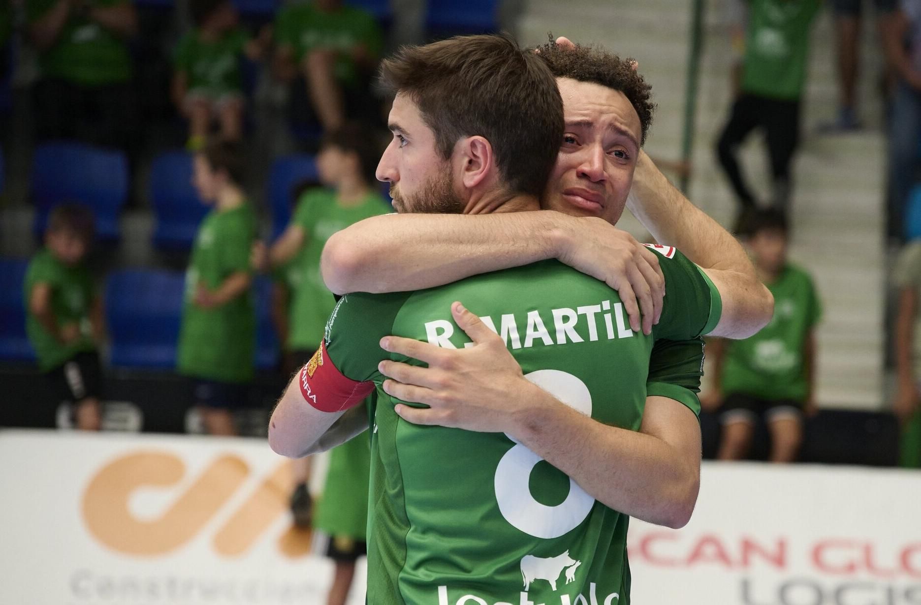 El brasileño, entre lágrimas, abraza a Martil en el último partido de la temporada pasada ante el Palma.