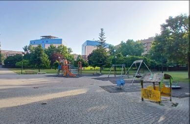 Parque de Tomás Caballero, con columpios.