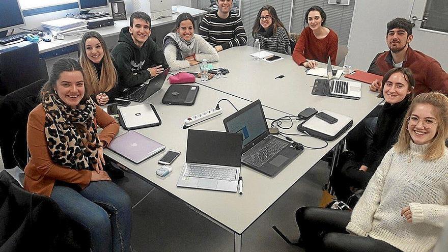 Jon Aristu, tercero por la izquierda, junto a su grupo en una de sus últimas reuniones presenciales. Foto: cedida