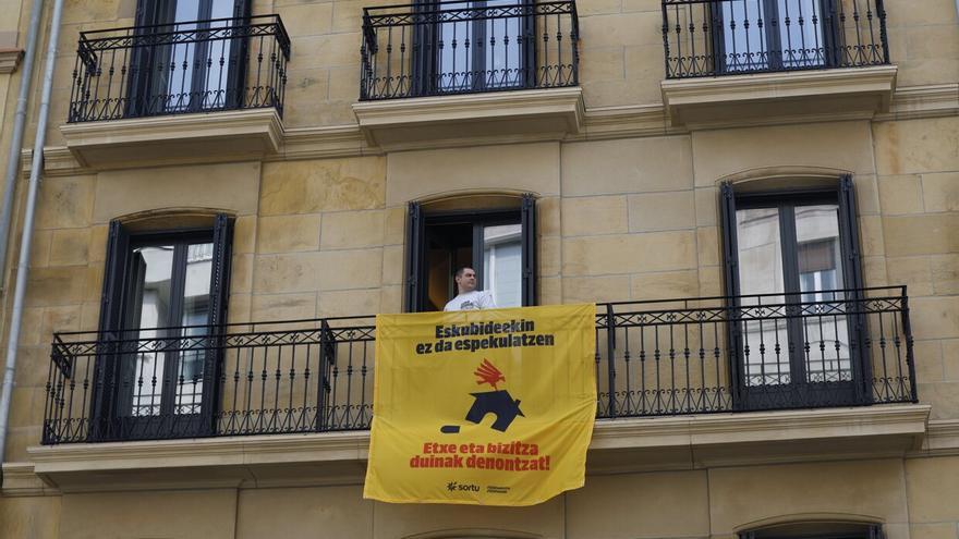 Miembros de Sortu ocupan dos pisos de Donostia para denunciar el modelo de vivienda