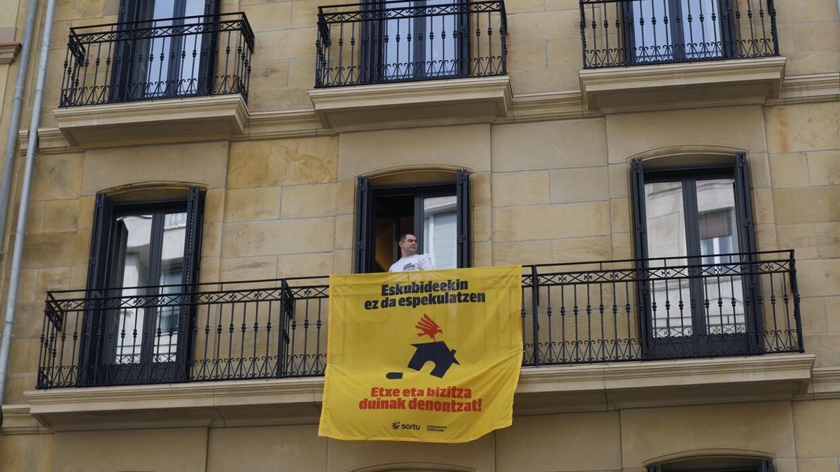 Varios miembros de Sortu han ocupado este lunes dos pisos turísticos de San Sebastián como &quot;acción activista&quot; para alertar de la &quot;emergencia residencial&quot; que sufre Euskadi y denunciar el modelo de vivienda actual.