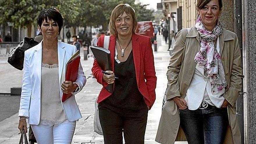 Las cabezas de lista de EH Bildu, Maddalen Iriarte, Miren Larrion y Jasone Agirre, ayer en Bilbao.