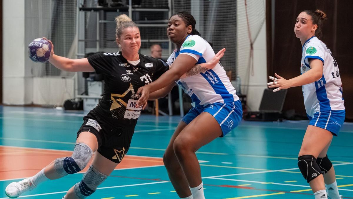 Kelly Nnonzie Fonkeng y Almudena Gutiérrez, en el partido de vuelta de la anterior ronda.
