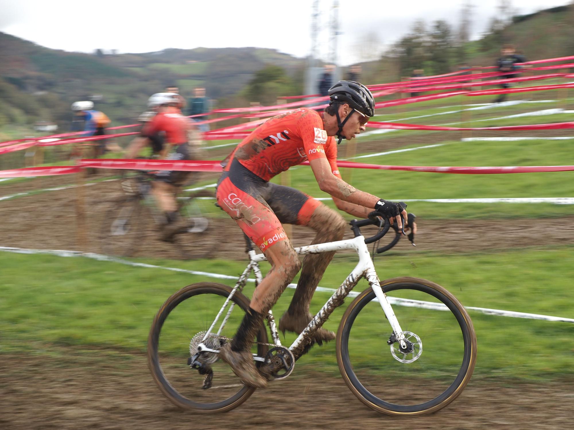 El barro se sumó al espectáculo de ciclocross en Elgoibar
