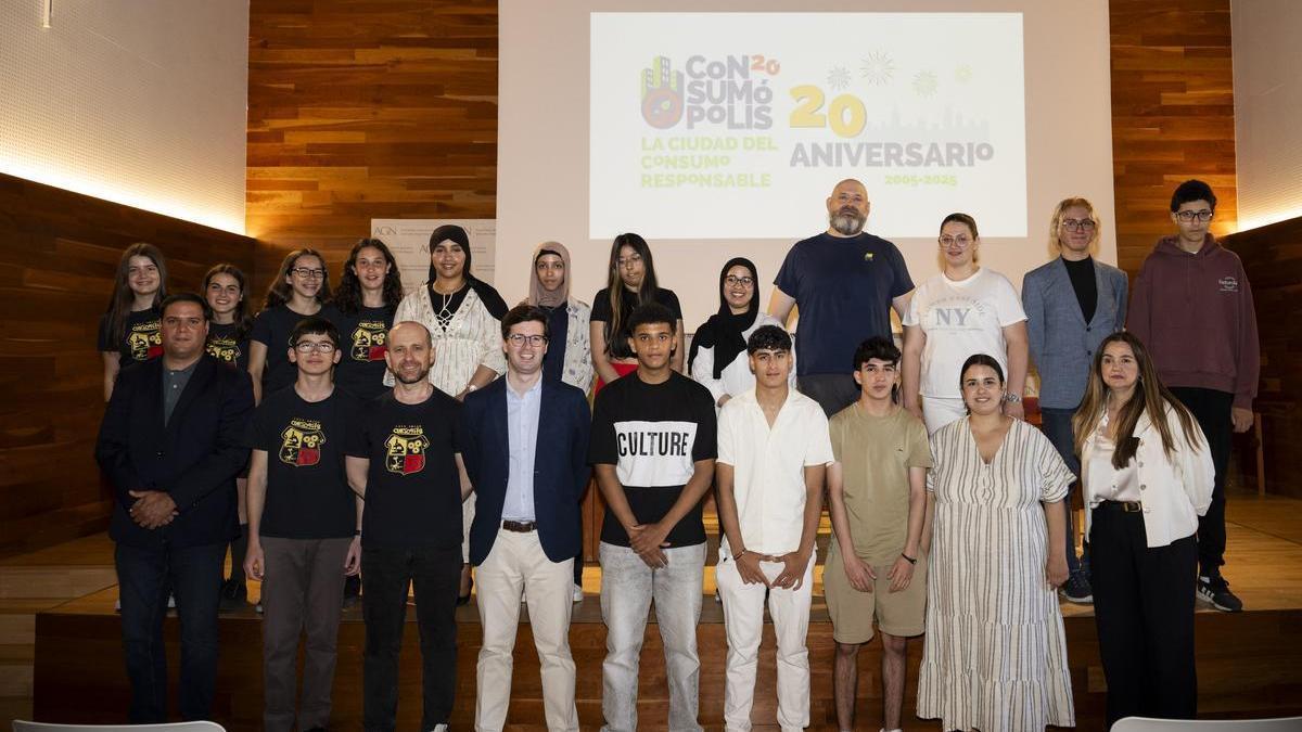 El director general, en el centro, con los equipos premiados