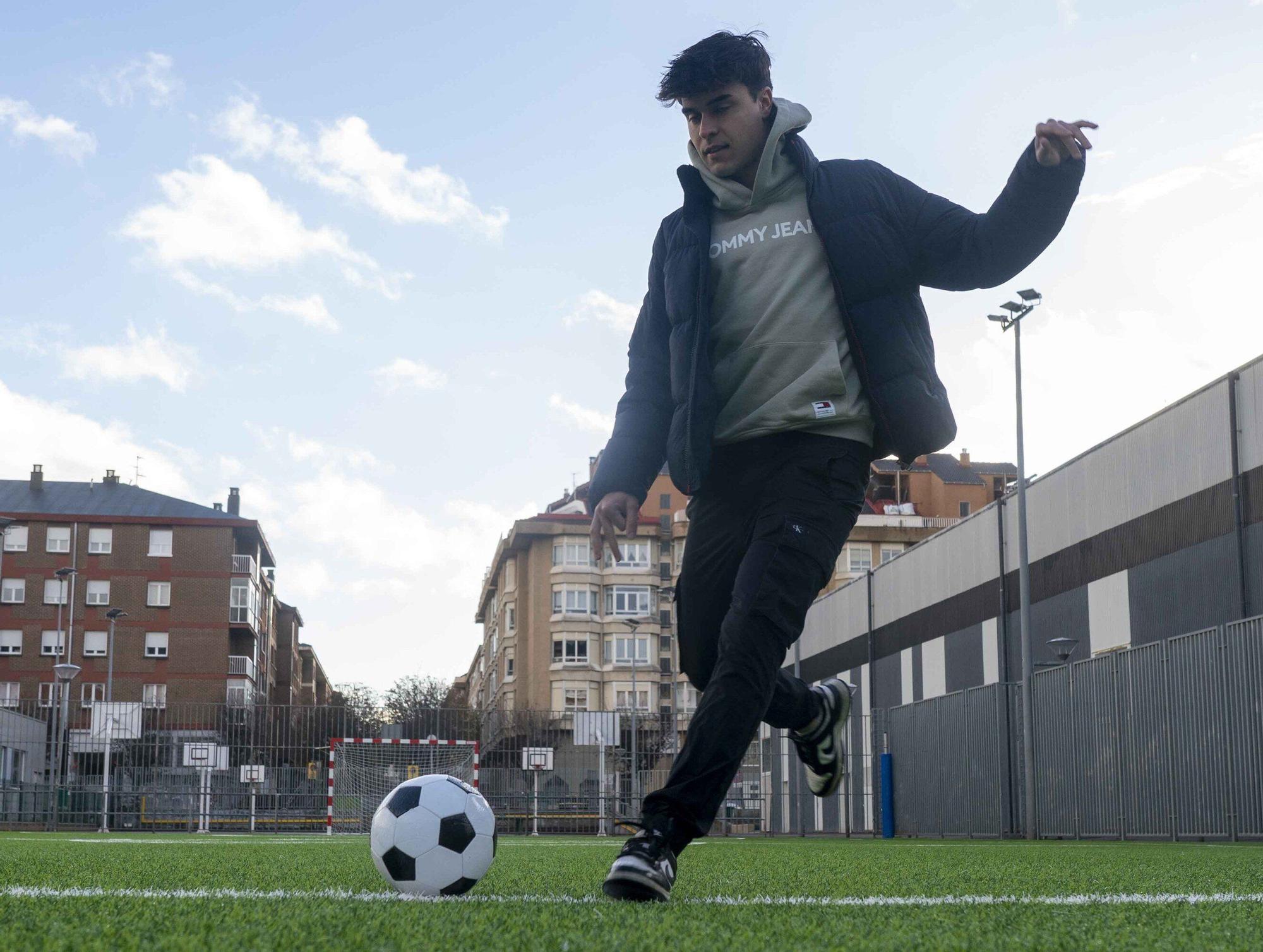 Mikel Ortiz de Urbina y Alain Velarde posan durante su charla con DNA
