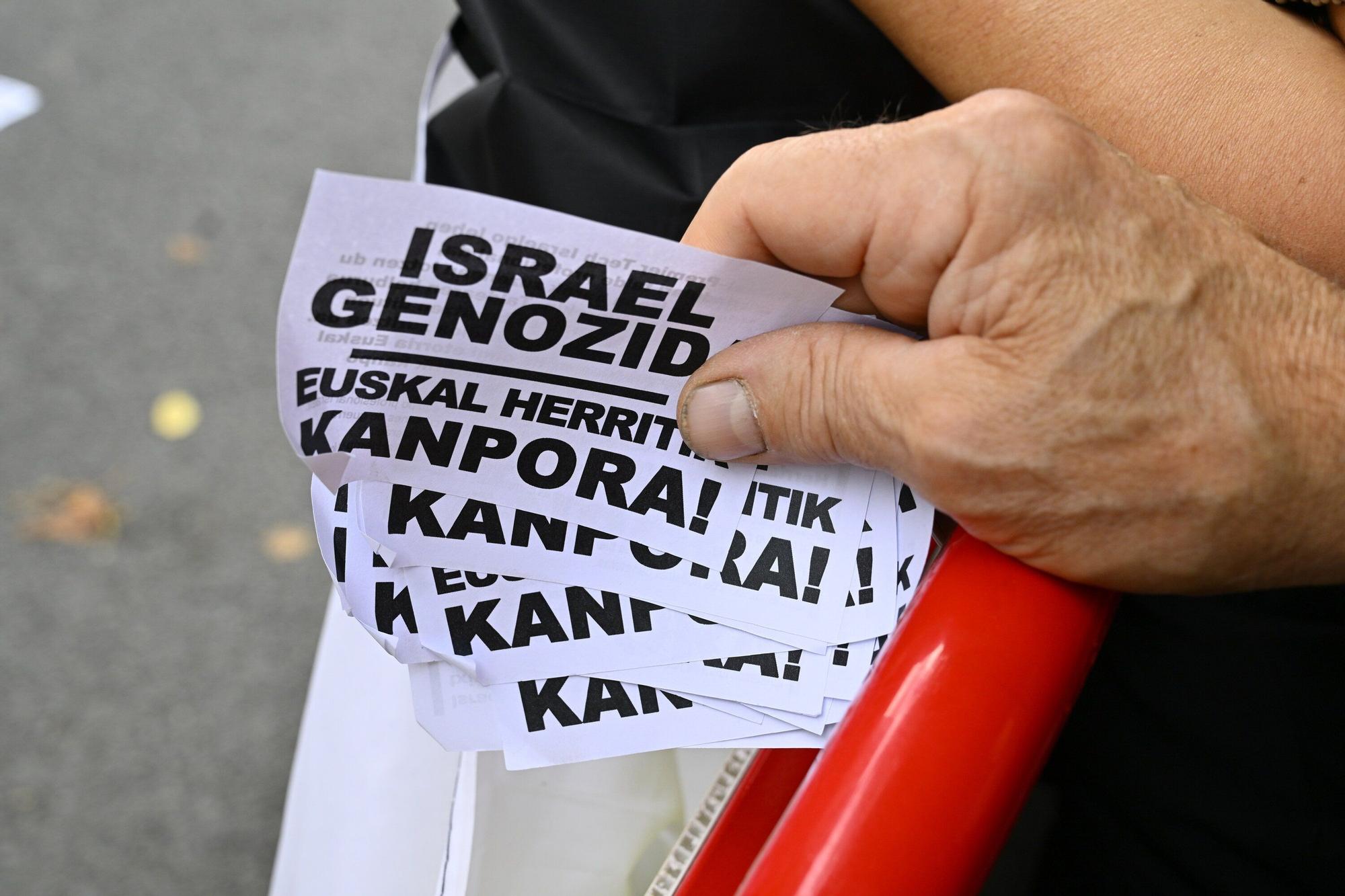 En imágenes: protesta contra el Israel al paso de la La Vuelta por Bilbao