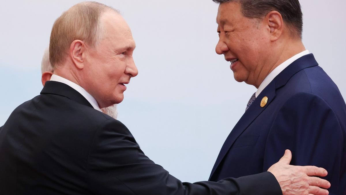 El presidente chino Xi Jinping conversa con su homólogo ruso Vladímir Putin durante la cumbre de la Organización de Cooperación de Shanghái.