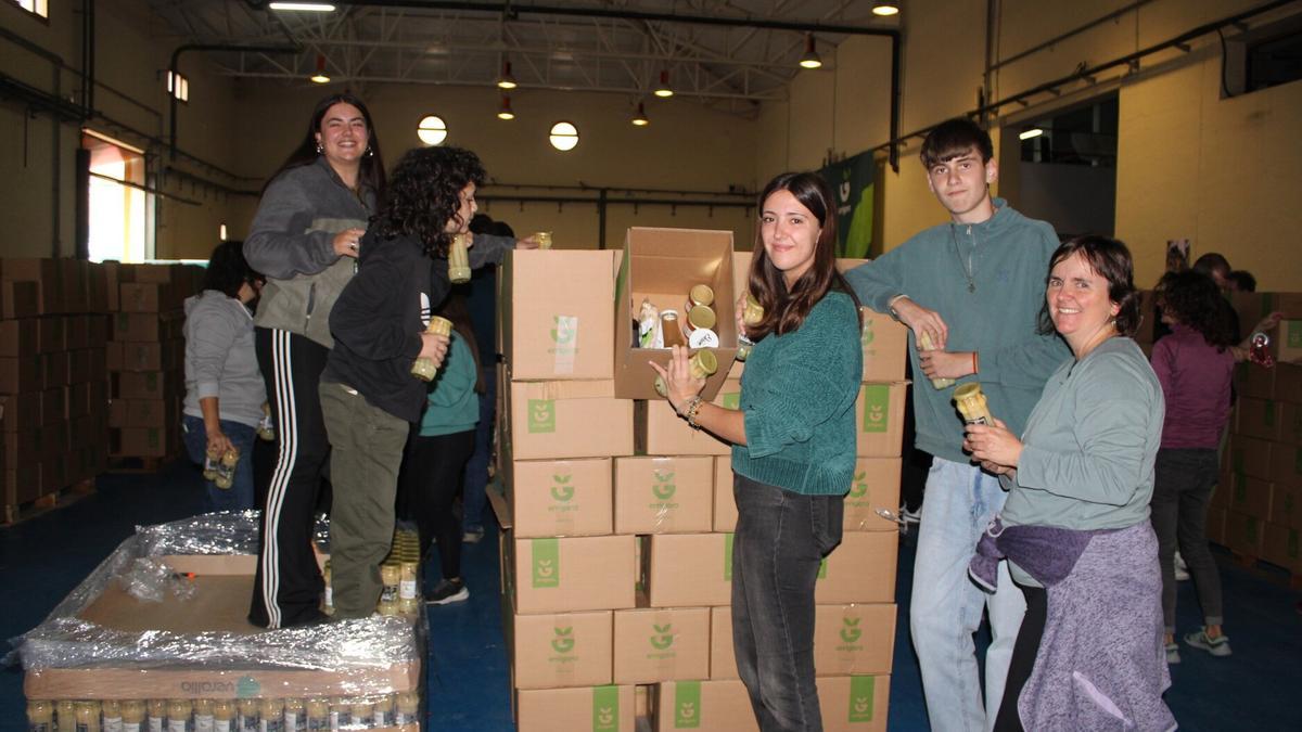 Un grupo de jóvenes que participaron en el llenado de cajas. Un grupo de jóvenes que participaron en el llenado de cajas.