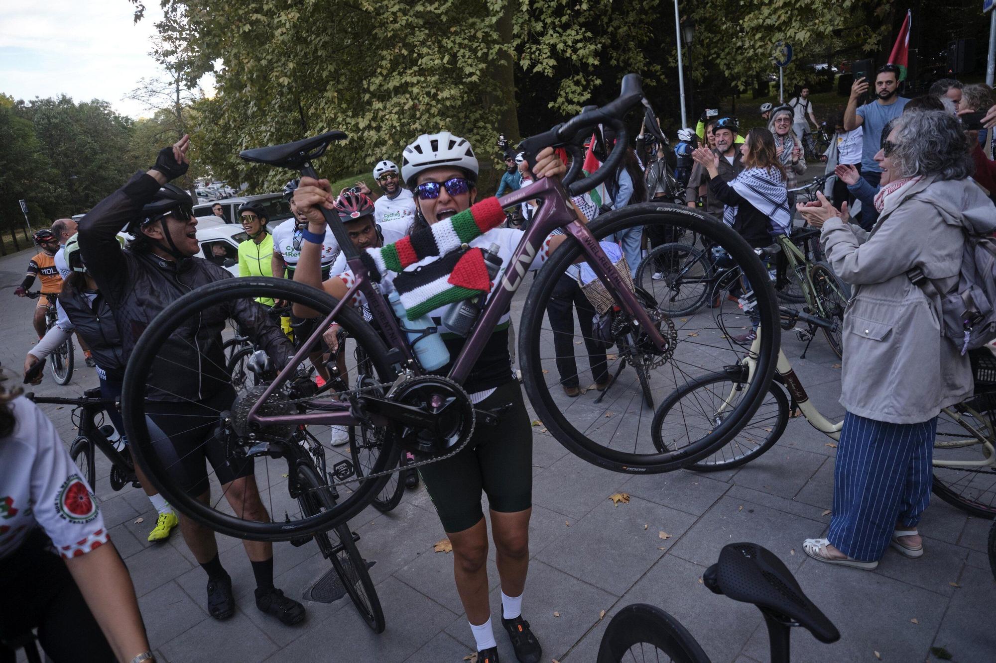'Cycling for Gaza': un centenar de ciclistas palestinos llegan a Pamplona