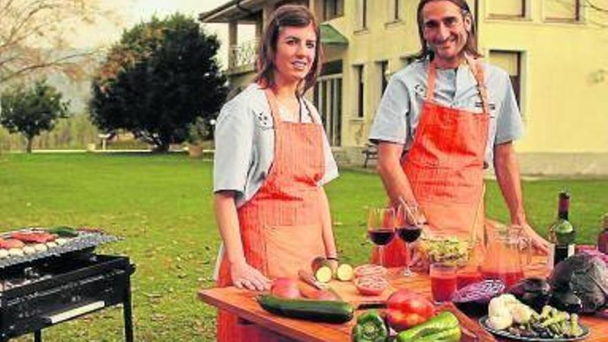 Argi Fernández y Javier Aveleira, enfermeros de Cruces.