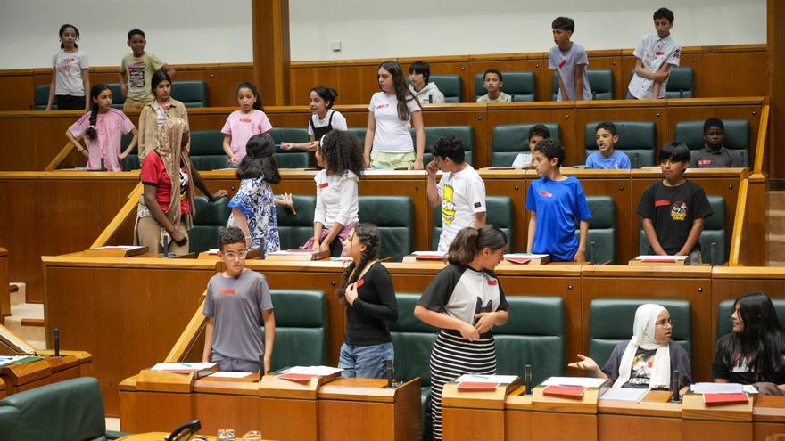 En imágenes: El Parlamento Vasco acoge un pleno infantil