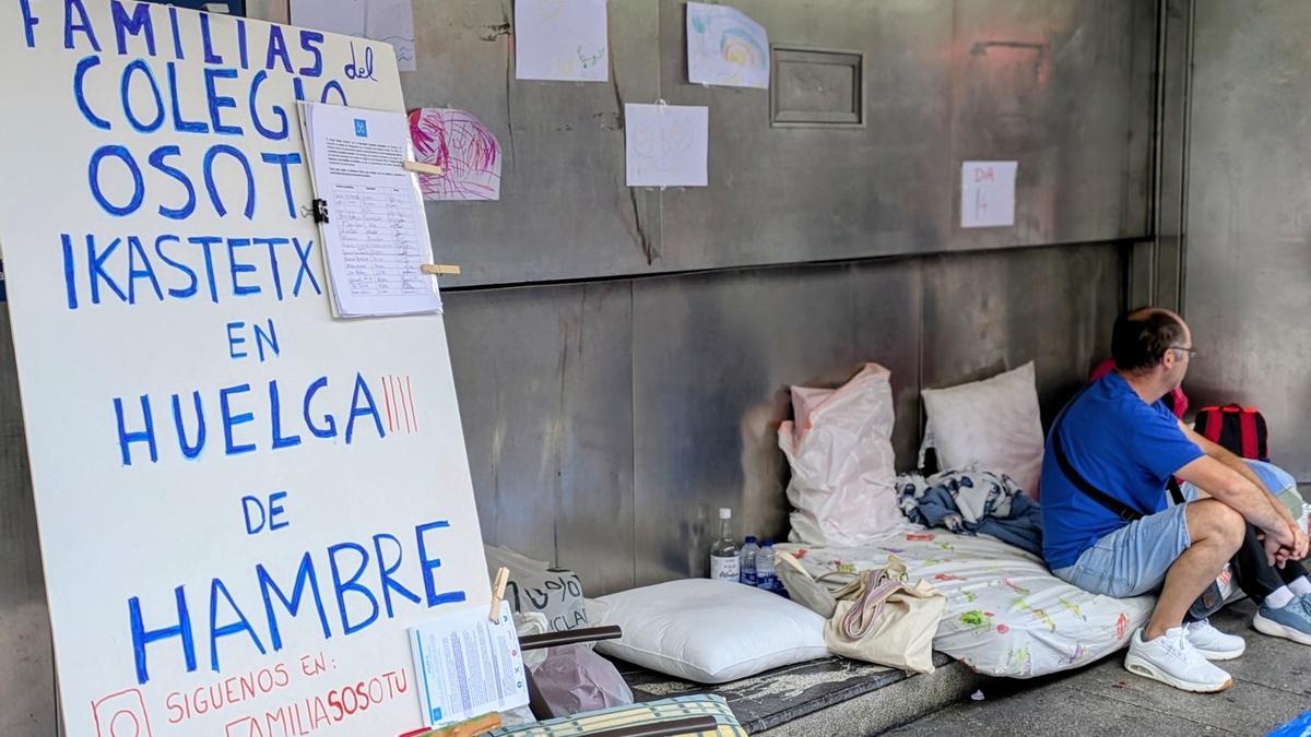 Miembros del AMPA del colegio Osotu comenzaron una huelga de hambre el jueves frente a la sede del Gobierno vasco en la Gran Vía bilbaina