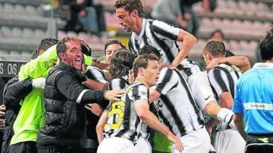 Los jugadores de la Juve expresan su alegría por el título.
