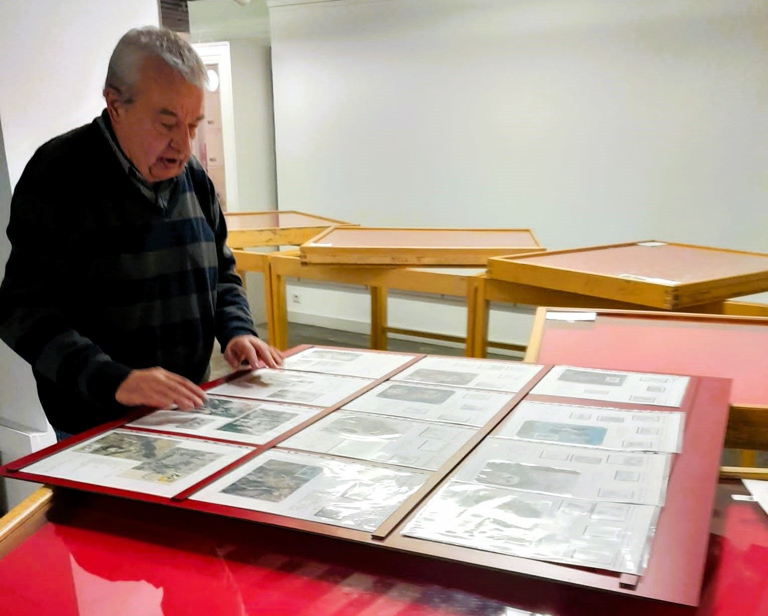 Celestino Díez es el encargado de la sección filatélica de la Sociedad Armuru de Amurrio