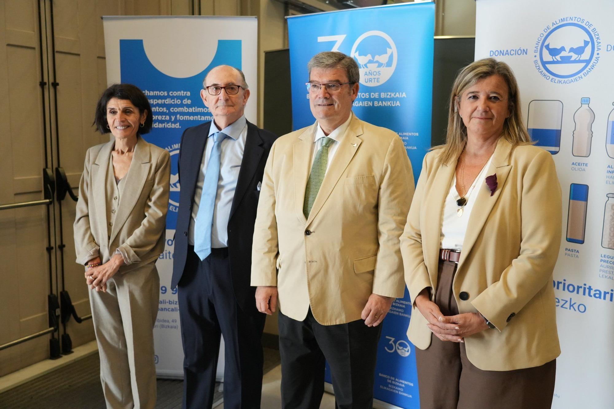 La consejera Nerea Melgosa; el presidente del Banco de Alimentos, Luis Craviotto; el alcalde Juan Mari Aburto y la diputada foral, Teresa Laespada.