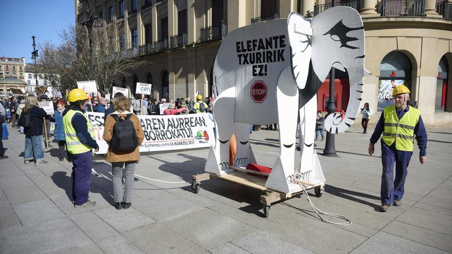 AHT Gelditu! acusa de “actuación mafiosa” a la Plataforma Pro TAV ante el Palacio de Navarra