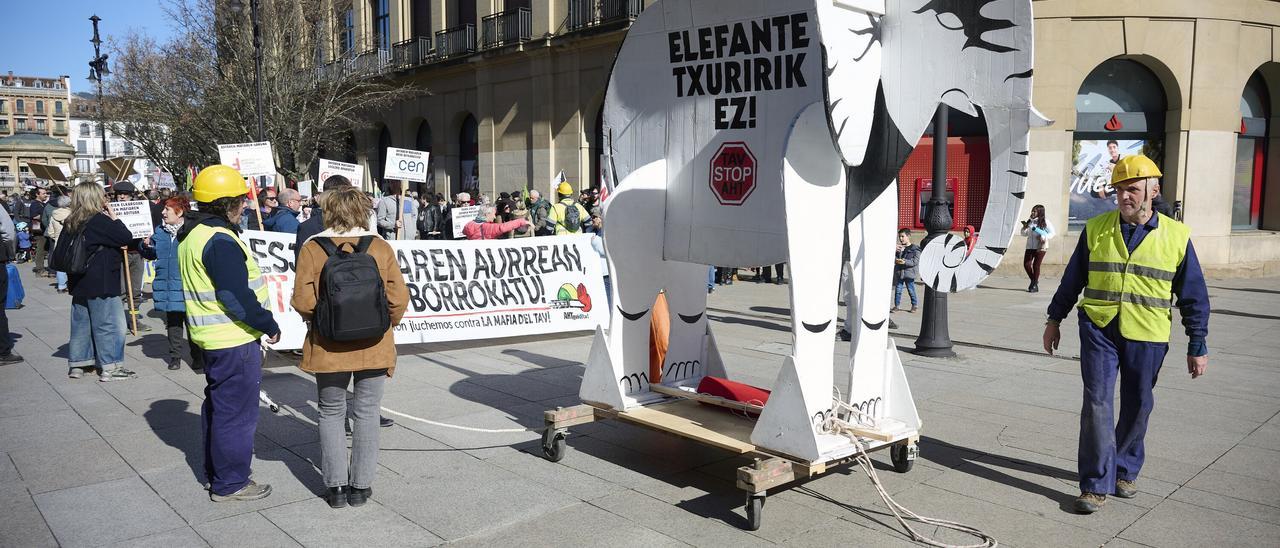 AHT Gelditu! demanda la paralización del TAV y considera "mafiosa" la Plataforma Pro TAV