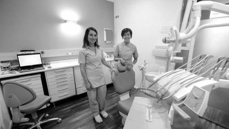 Maite Vildosola y Eduerne Goyena, en su clínica dental.