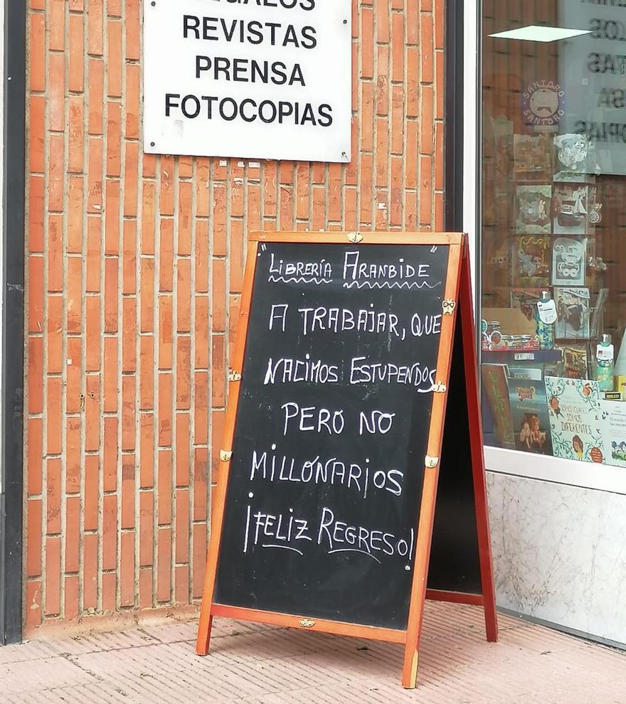 Pizarra en la librería Aranbide de Vitoria.