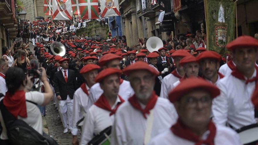 El Alarde de Hondarribia vuelve a faltar a sus tradiciones, pero desfila con normalidad
