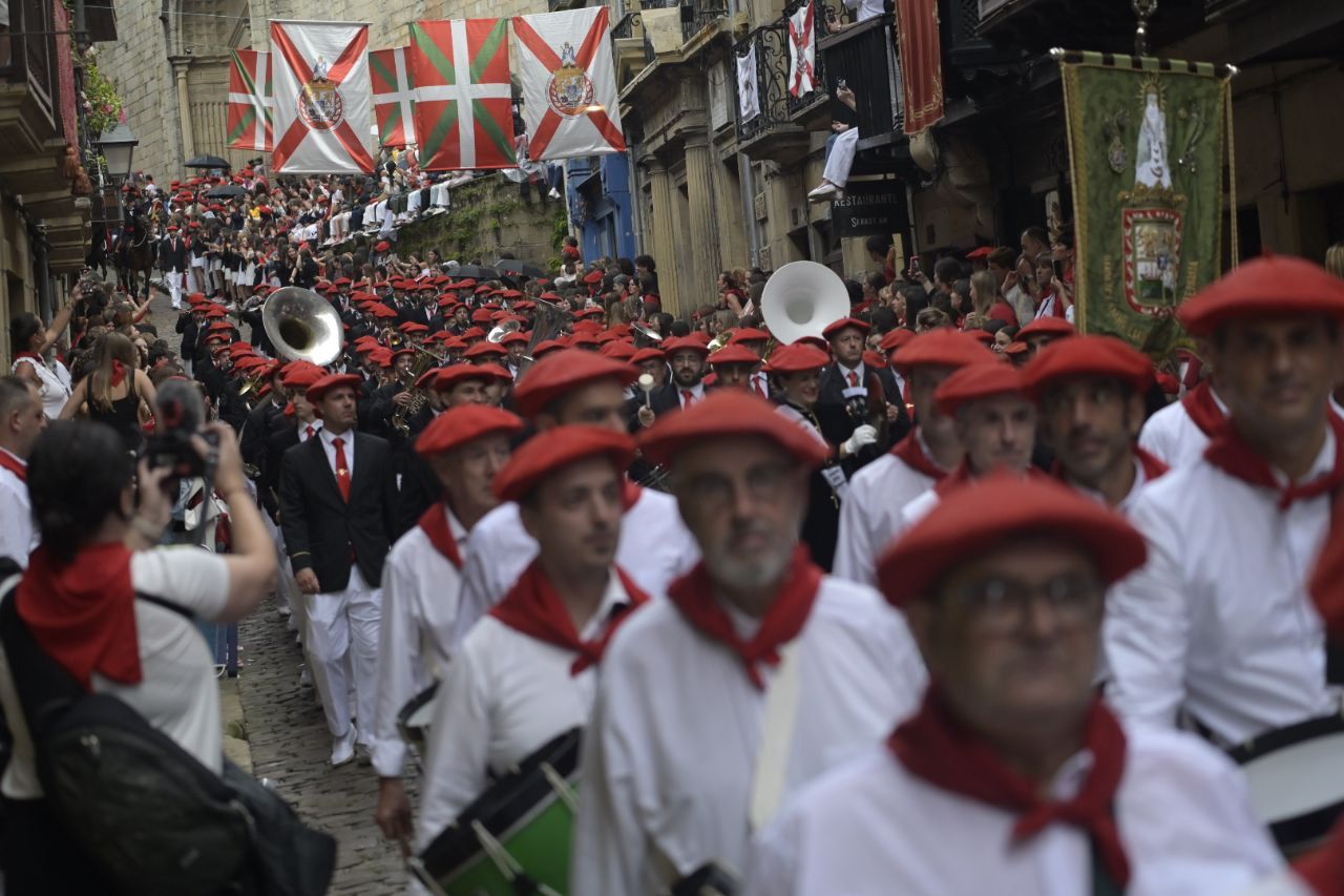 El Alarde desfila por las calles de Hondarribia