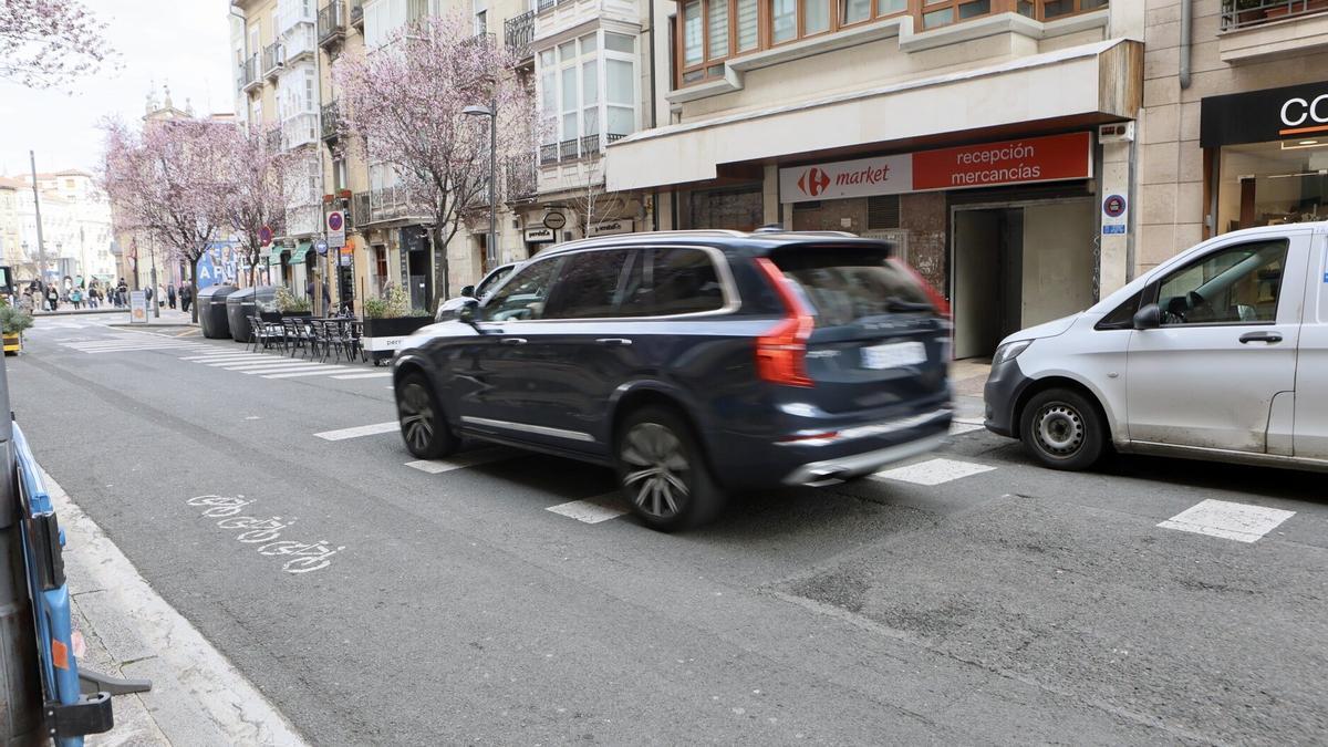 Un vehículo circula por el centro de Vitoria.