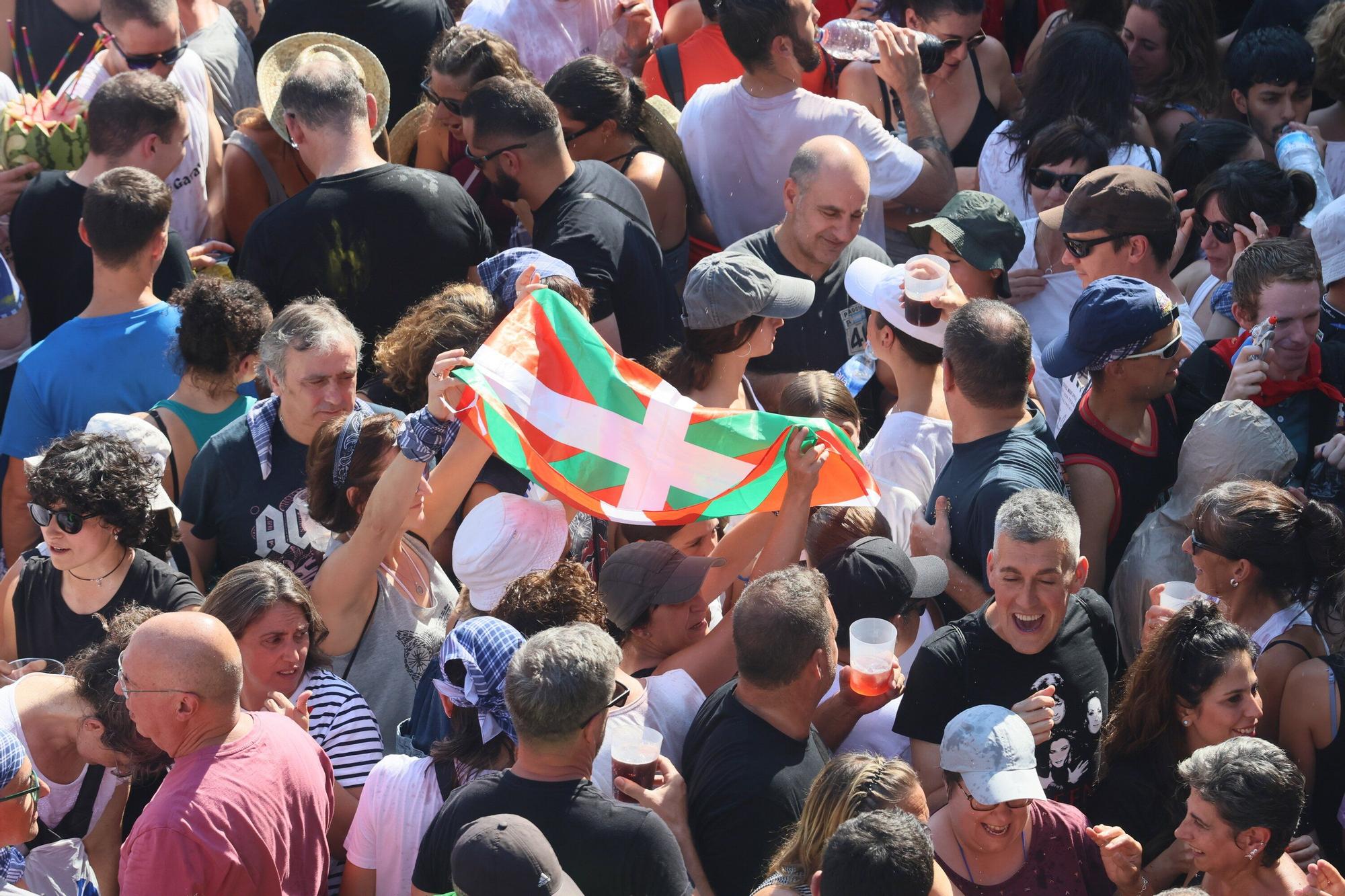 En imágenes: Vitoria sale a la calle a celebrar La Blanca tras el txupinazo
