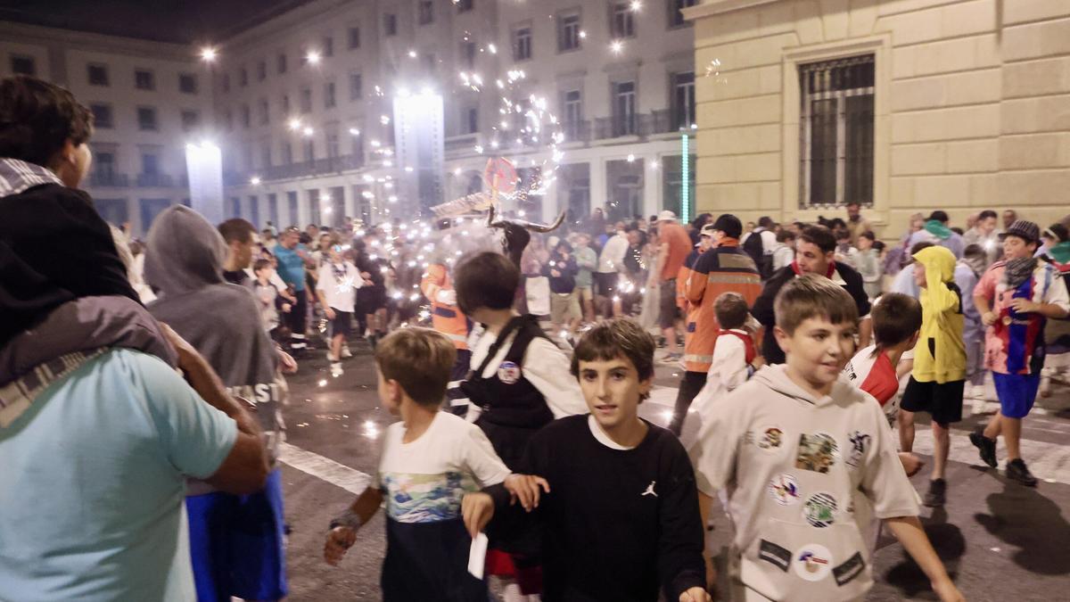 Toros de fuego en la calle Olaguibel