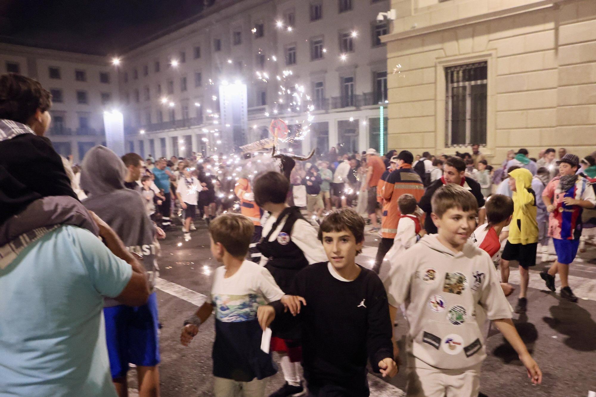 Toros de fuego en la calle Olaguibel
