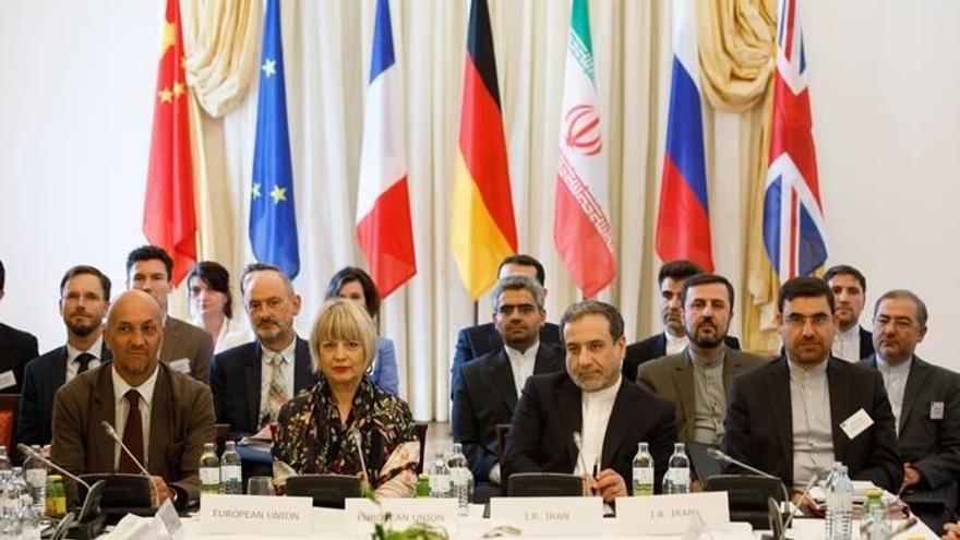 La representante de la UE, Helga Schmid, y el diputado del Ministerio de Exteriores iraní, Abbas Araghchi, en el encuentro de Viena.