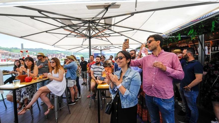 Numeroso público asistió a la cita en la terraza de El Cargadero de Bilbao, asomada a la ría.