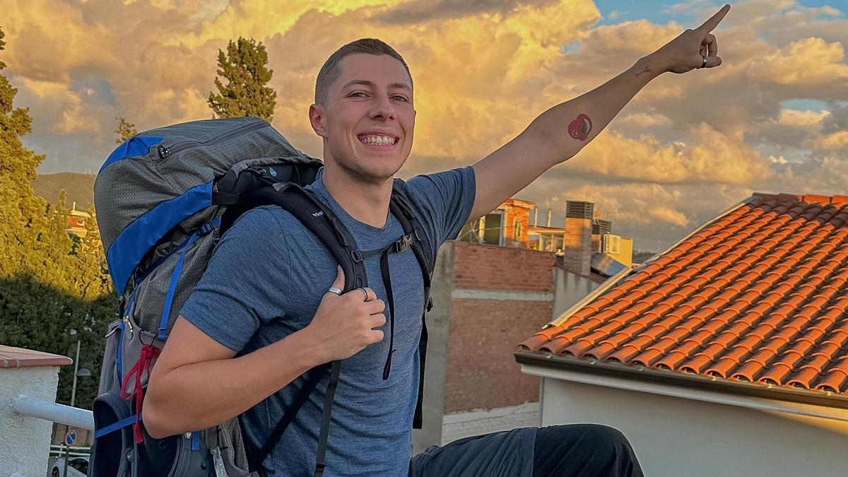 Martín, equipado con su mochila preparado para el viaje