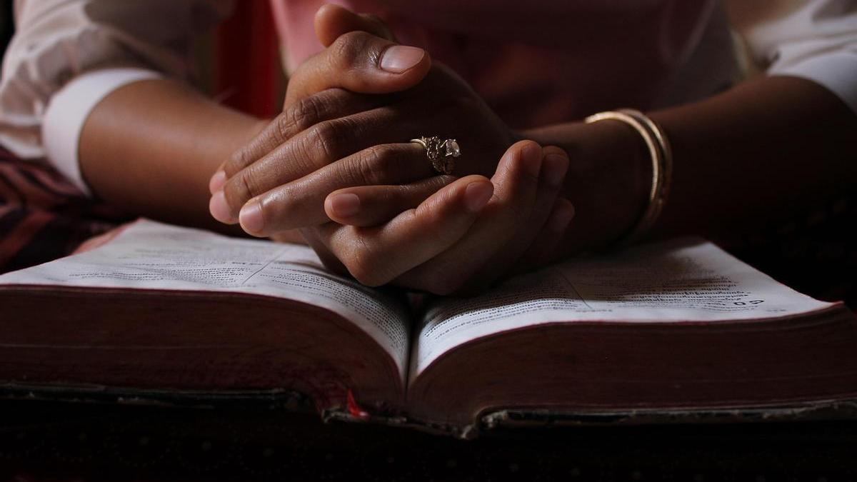 Una persona con una Biblia