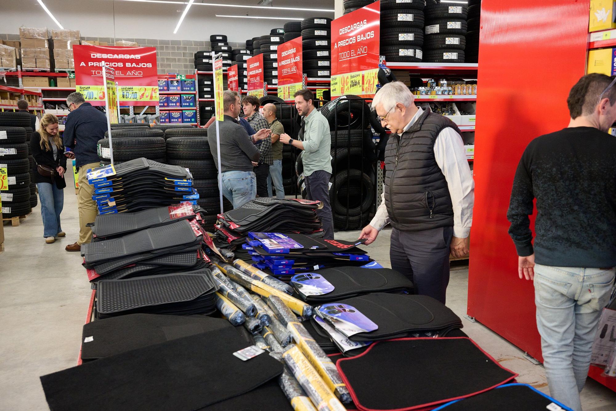 Fotos de la inauguración oficial de la nueva tienda de Carter-Cash en Pamplona