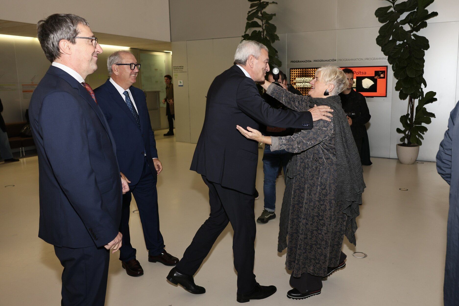 El presidente del Grupo Noticias, Iñaki Alzaga, saluda a la exdirectora Arantzazu Zugasti