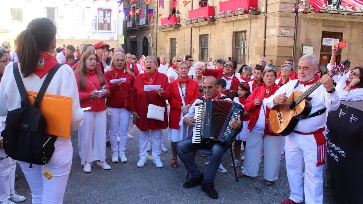 Joteros de Corella dedicando una canción al protagonista Eugenio Alduán.