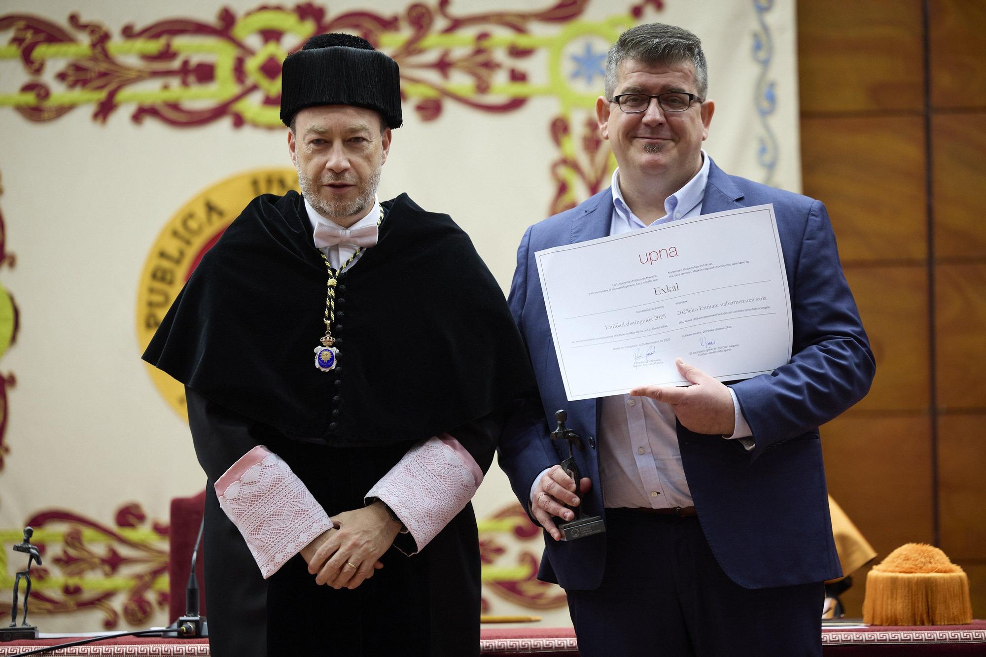 Fotos del homenaje de la UPNA a las personas que llevan 25 años trabajando en la Universidad