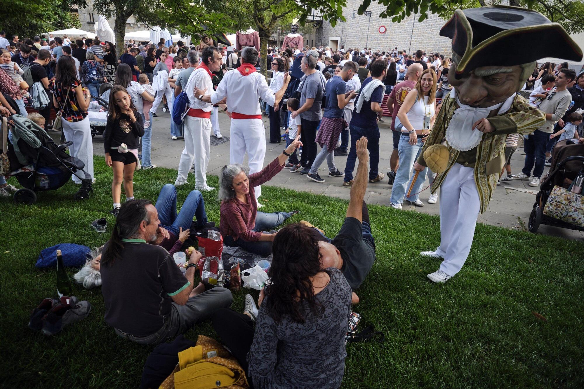 Comparsa de Gigantes y Cabezudos por San Fermín Txikito
