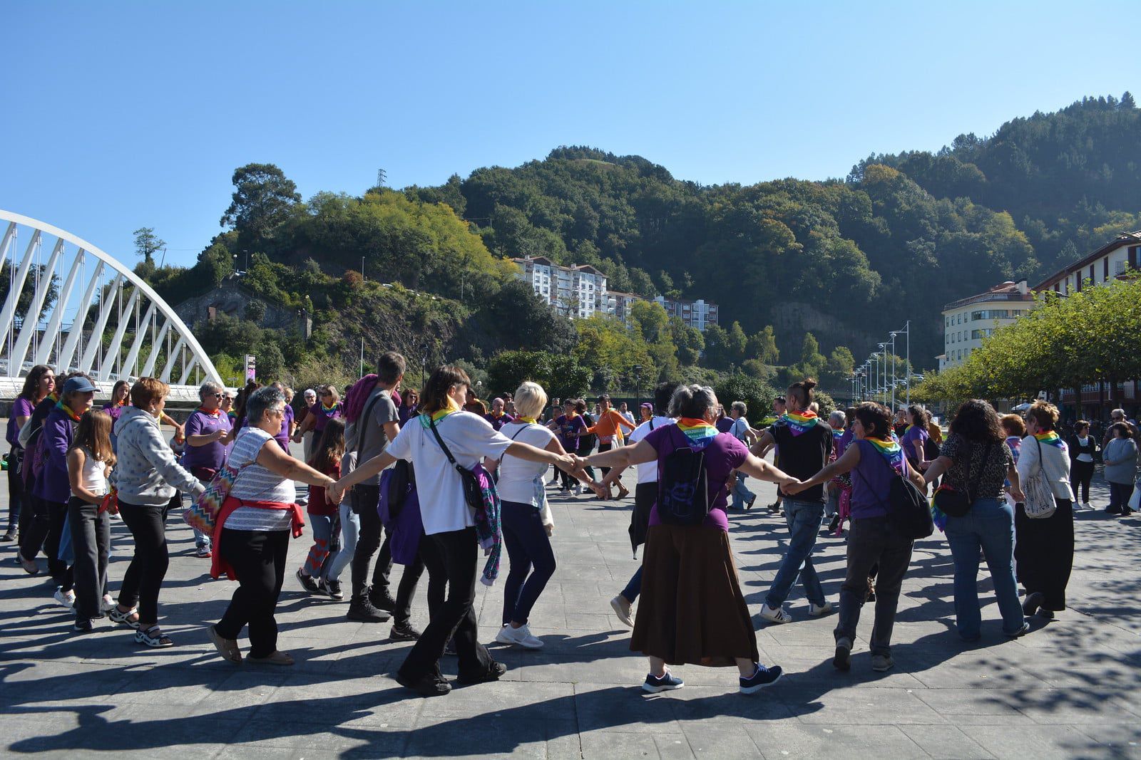 En imágenes: Ondarroa celebra el Día del Abrazo a la Diversidad