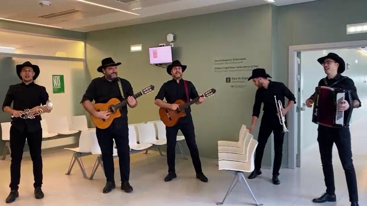Puro Relajo lleva música y sonrisas al área de geriatría del Hospital Universitario de Navarra