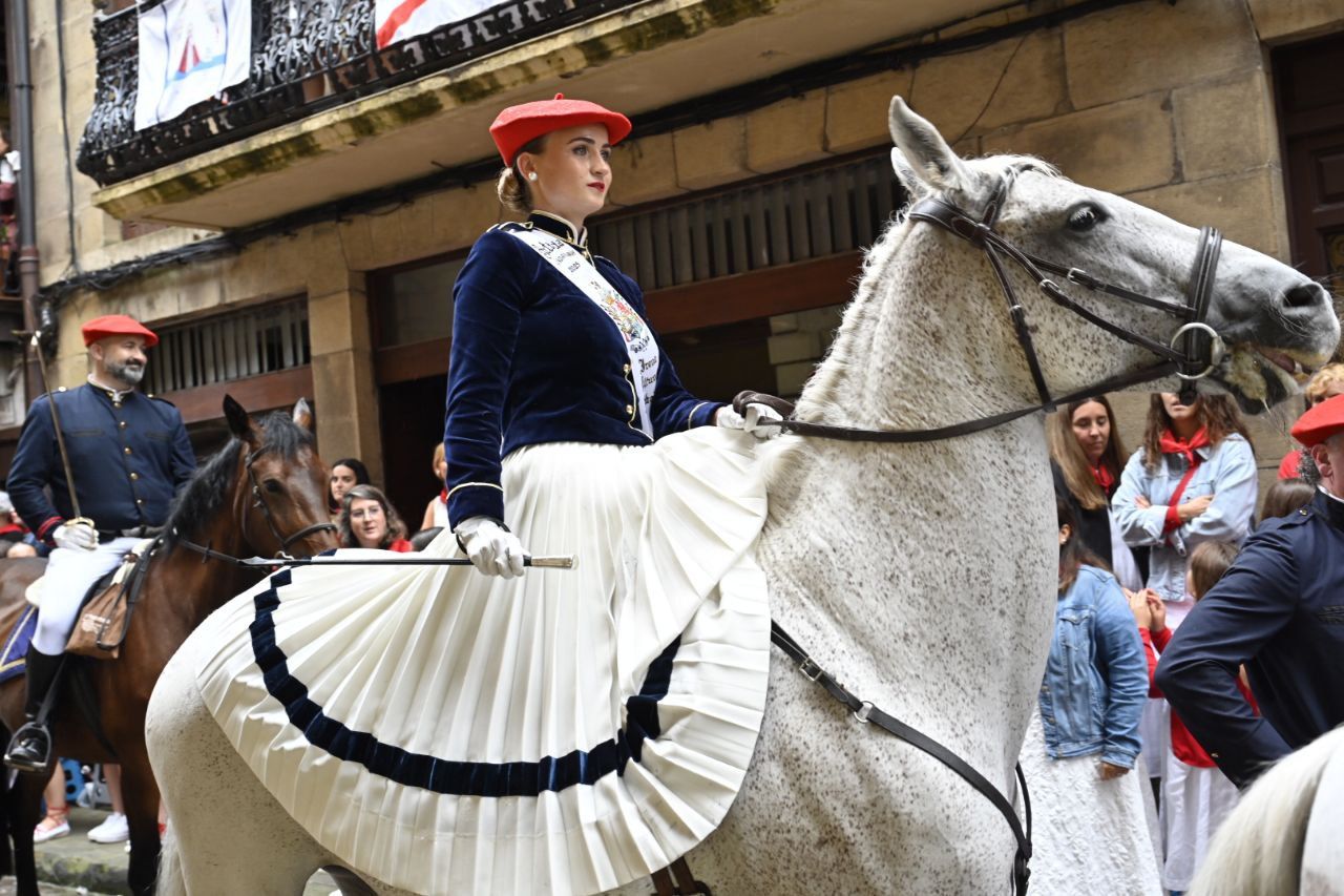 El Alarde desfila por las calles de Hondarribia