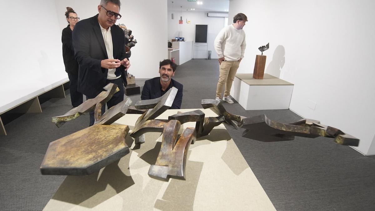 Juan Pablo Huércanos y Mikel Chillida, este jueves, en la exposición sobre Chillida y Mendiburu, en la sala Menchu Gal de Irun. / Ruben Plaza