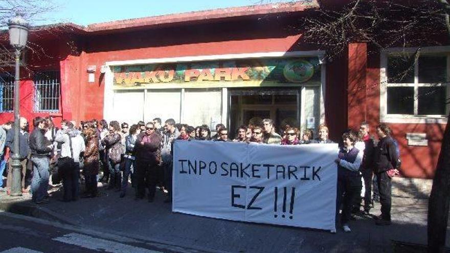 Un momento de la protesta que ayer llevó a cabo un grupo de padres de alumnos de Elatzeta ante el berritzegune de Irun.