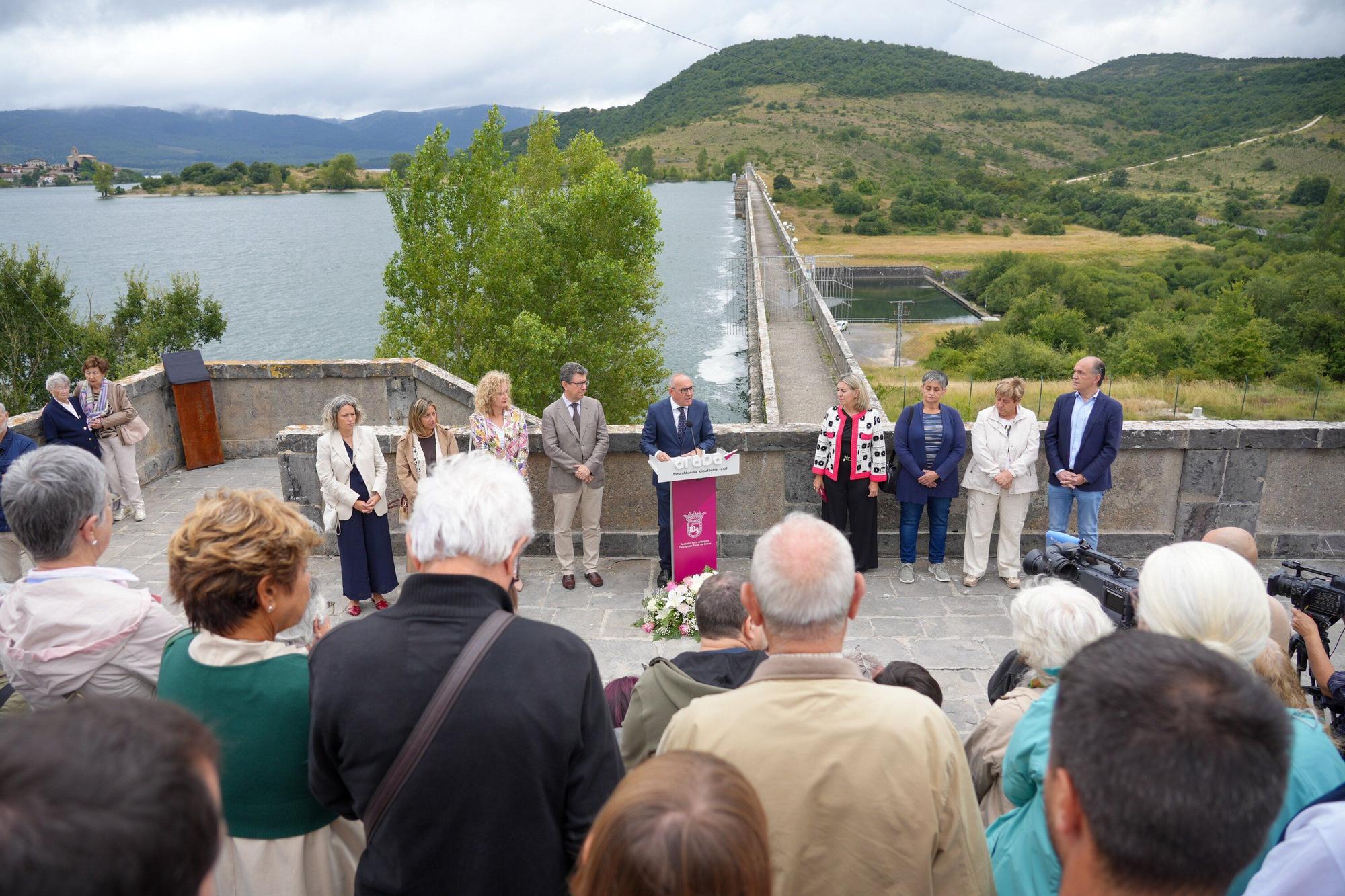 En imágenes: Homenaje a los pueblos desaparecidos por el embalse de Ullíbarri-Gamboa